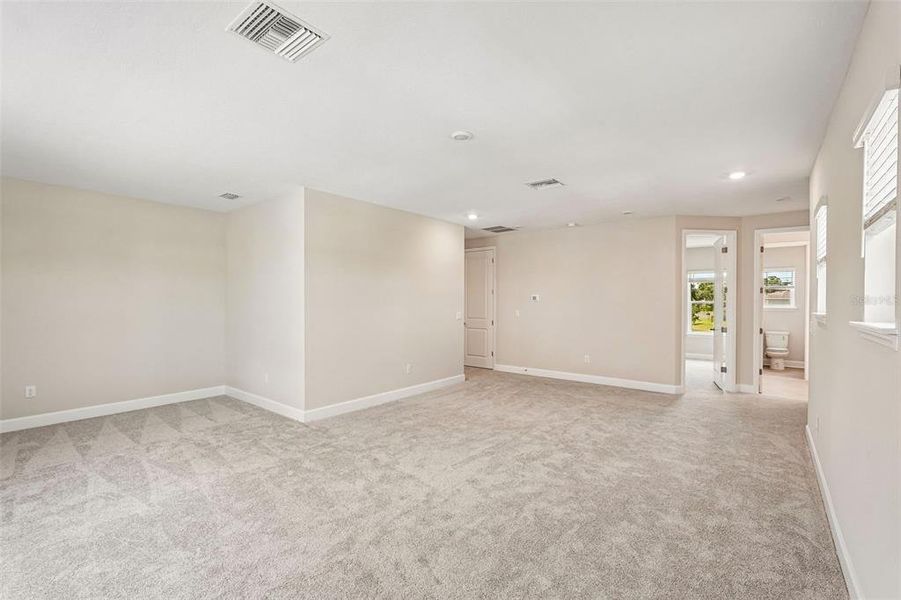 Spacious, unfurnished interior of a new home in Tiburon, Nokomis (Image 24).