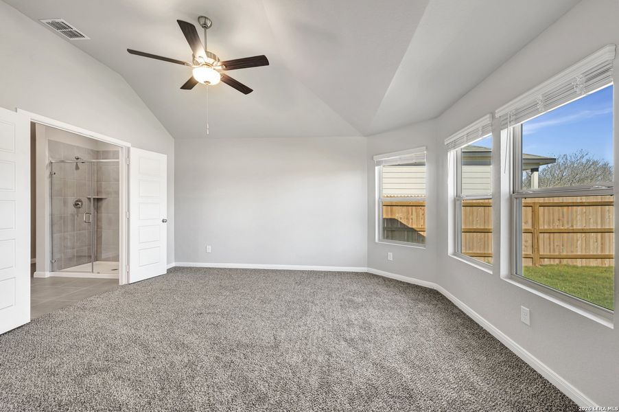 Spacious, unfurnished interior of a new home in Greenspoint Heights, Seguin (Image 16).