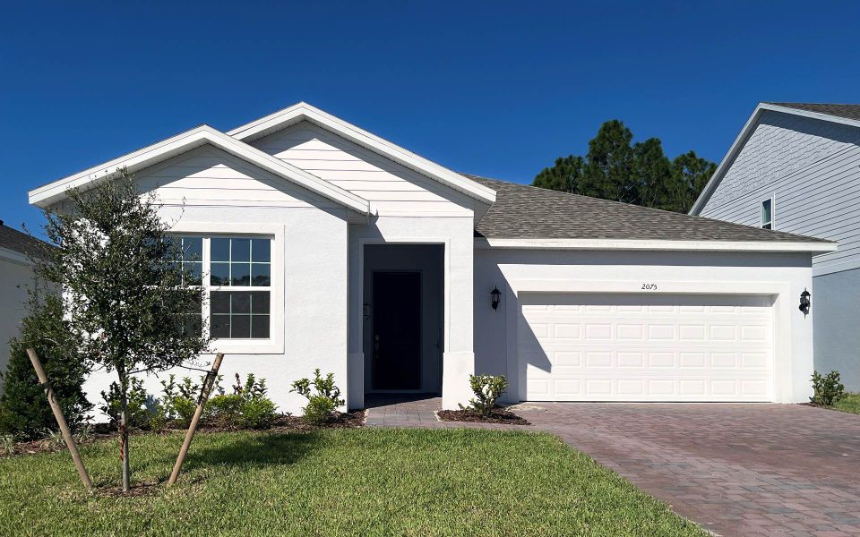 Front Exterior View of a Modern Central Florida Home Front Exterior View of a Modern Central Florida Home