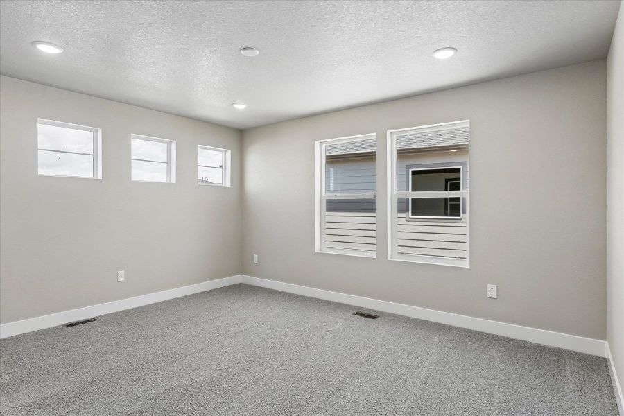 Spacious, unfurnished interior of a new home in Trails at Aspen Ridge-3, Colorado Springs (Image 21).