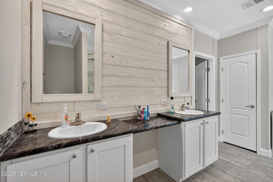 Furnished interior view inside a new home in , Middleburg (Image 20).