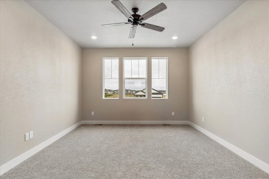 Spacious, unfurnished interior of a new home in Aspen Meadows-4, Colorado Springs (Image 27).