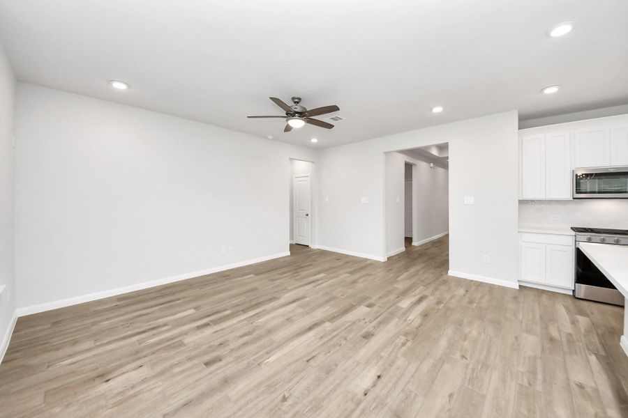 Spacious, unfurnished interior of a new home in Sunrise Cove: Landmark Collection, Texas City (Image 15).