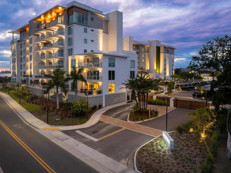Condo located in Clearwater, FL showcasing its design and architecture (Image 27).