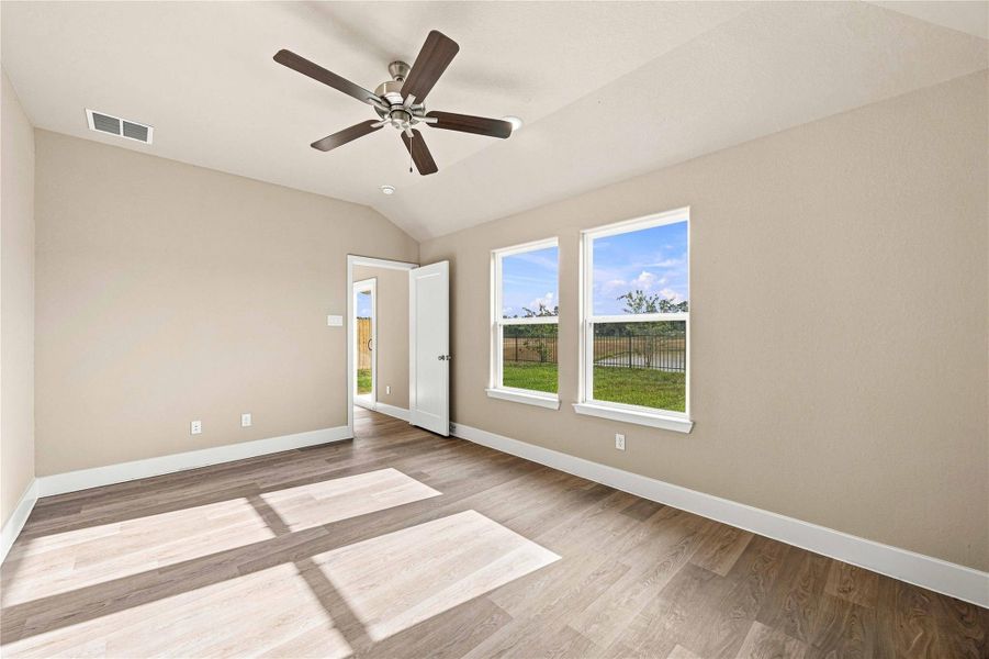 Spacious, unfurnished interior of a new home in Crockett Meadows, Conroe (Image 22).
