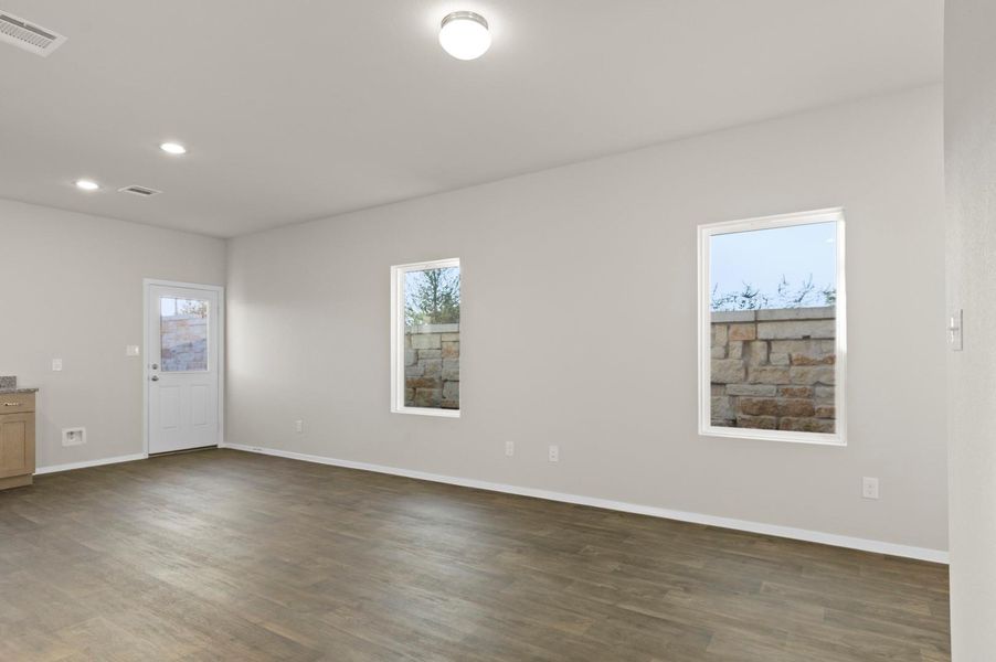 Spacious, unfurnished interior of a new home in Harvest Ridge, Elgin (Image 19).