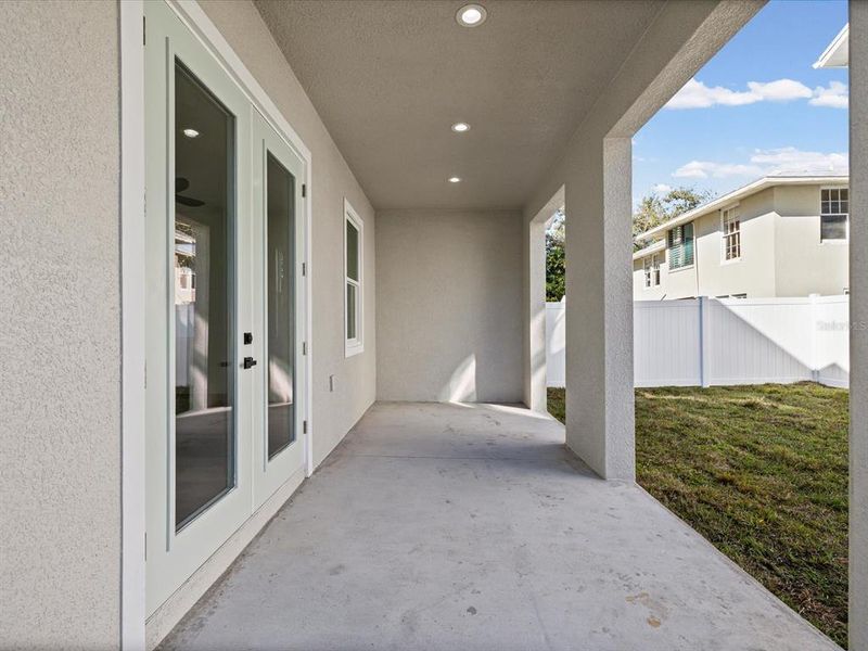 Exterior details and patio area of a home in , St. Petersburg (Image 29).