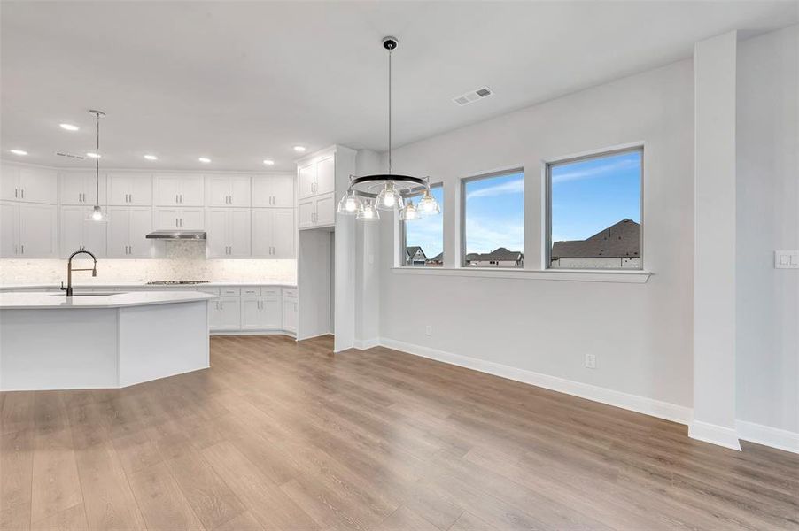 Spacious, unfurnished interior of a new home in Myrtle Creek, Waxahachie (Image 20).