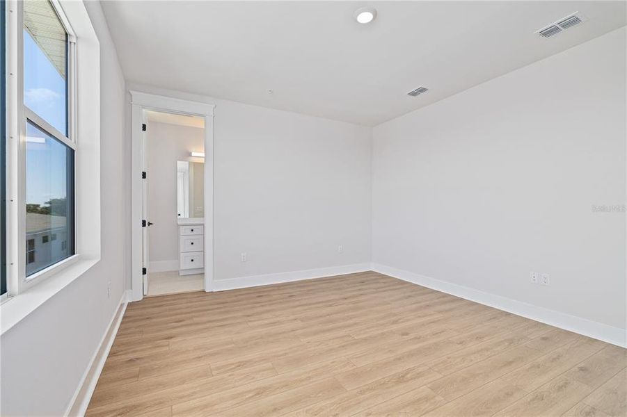 Spacious, unfurnished interior of a new home in , St. Petersburg (Image 22).