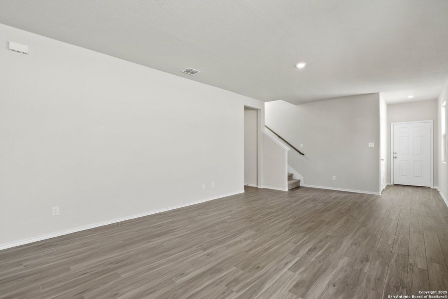 Spacious, unfurnished interior of a new home in Blue Ridge Ranch, San Antonio (Image 10).