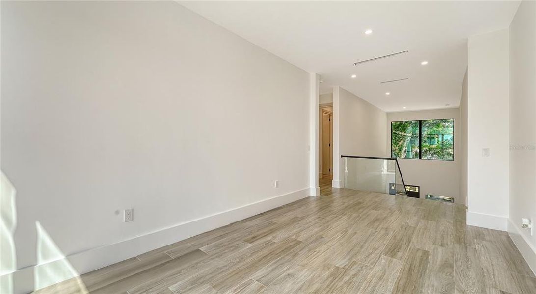 Spacious, unfurnished interior of a new home in , Sarasota (Image 41).