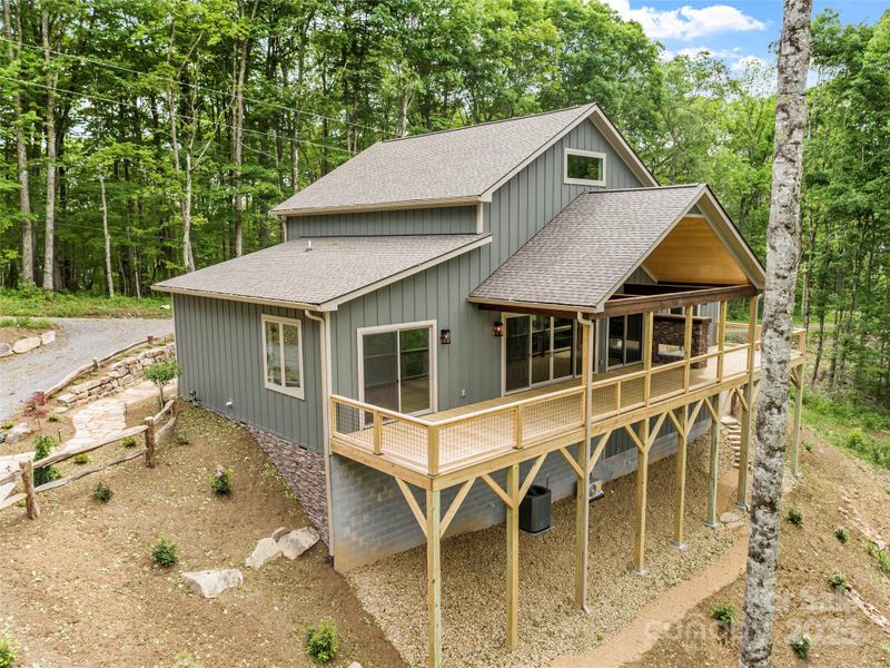 Side view of the cabin Side view of the cabin