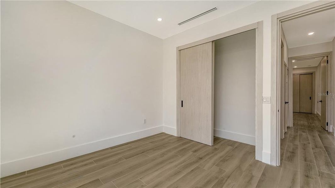 Spacious, unfurnished interior of a new home in , Sarasota (Image 46).