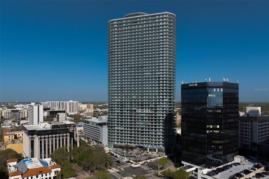 Condo located in St. Petersburg, FL showcasing its design and architecture (Image 39).