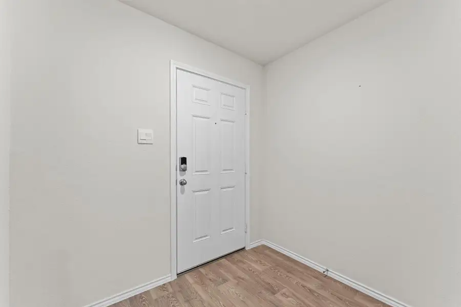 Spacious, unfurnished interior of a new home in Ladera, Luling (Image 10).