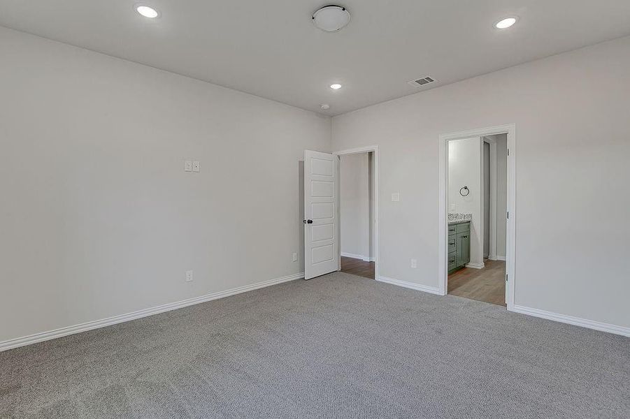 Spacious, unfurnished interior of a new home in , Fort Worth (Image 16).