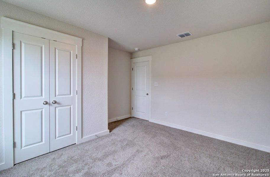 Spacious, unfurnished interior of a new home in Cloud Country, New Braunfels (Image 20).