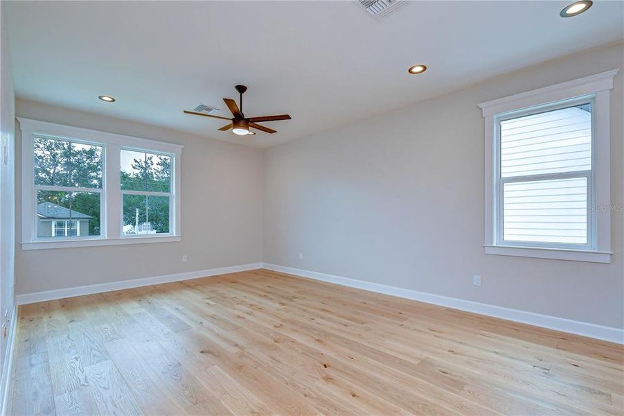 Spacious, unfurnished interior of a new home in , Tampa (Image 41).