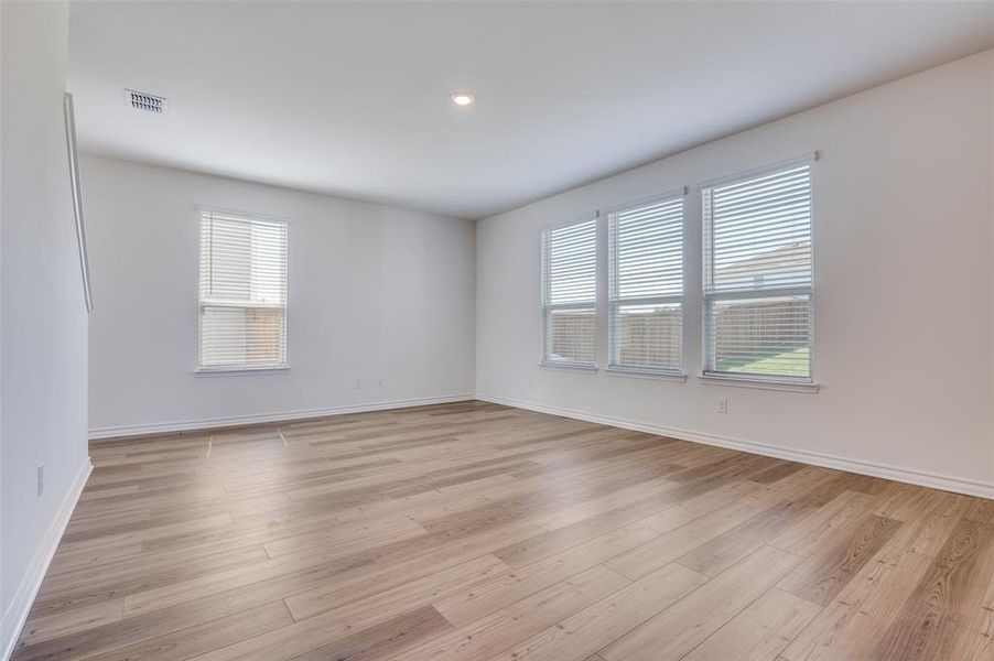 Spacious, unfurnished interior of a new home in Cottonwood Creek, Seagoville (Image 20).