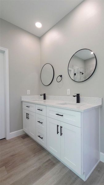 Dual Vanity in Main Bedroom En Suite