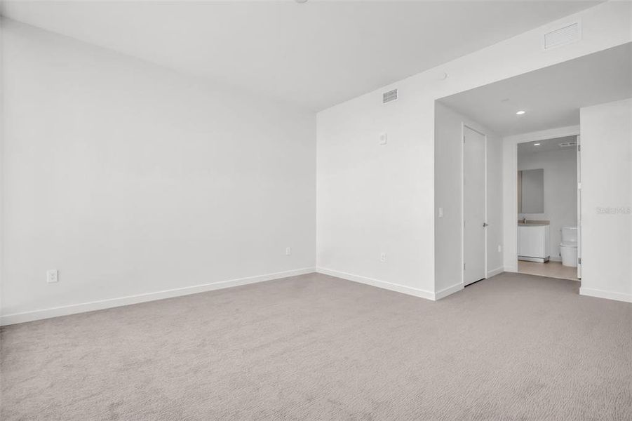 Spacious, unfurnished interior of a new home in , St. Petersburg (Image 52).