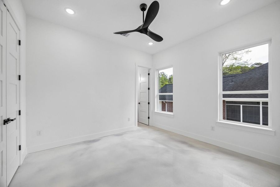 Spacious, unfurnished interior of a new home in , Huntsville (Image 17).