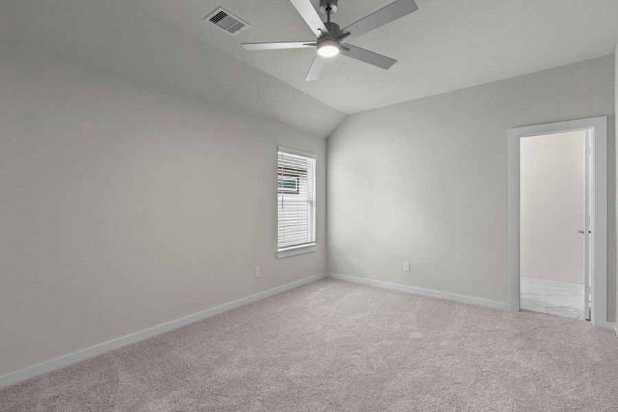 Spacious, unfurnished interior of a new home in Barton Creek Ranch, Conroe (Image 30).