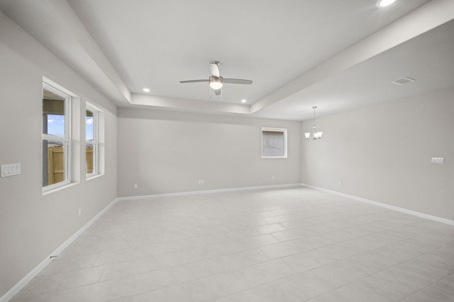 Spacious, unfurnished interior of a new home in Monte Cielo, Weslaco (Image 9).