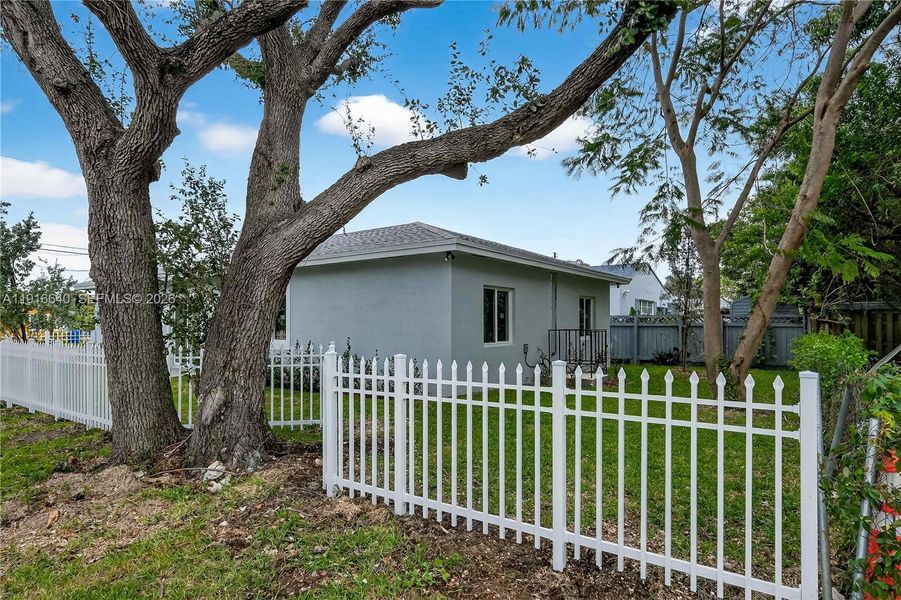 Exterior details and patio area of a home in , Miami (Image 30).