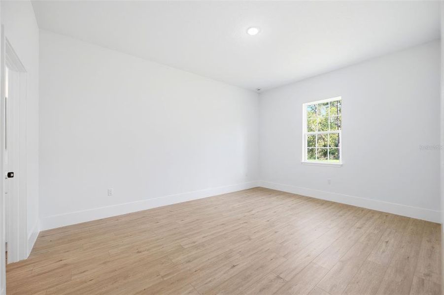 Spacious, unfurnished interior of a new home in , Ocala (Image 26).