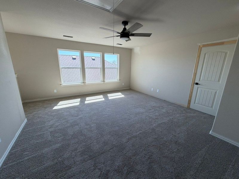 Spacious, unfurnished interior of a new home in Waterford Park, Weatherford (Image 11).