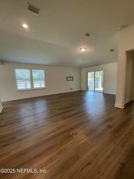 Spacious, unfurnished interior of a new home in Pinewood Place, Middleburg (Image 25).