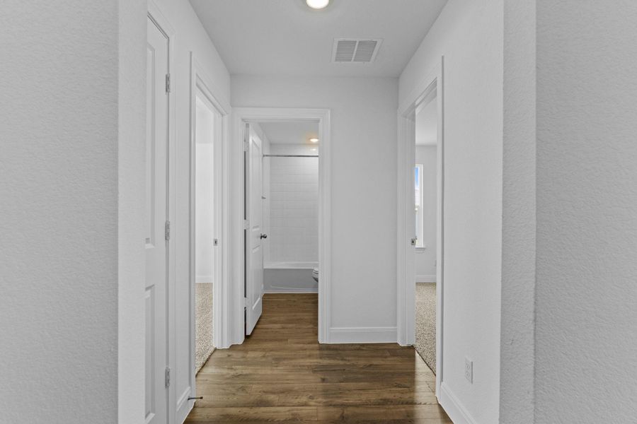 Spacious, unfurnished interior of a new home in Railhead, Cedar Creek (Image 21).