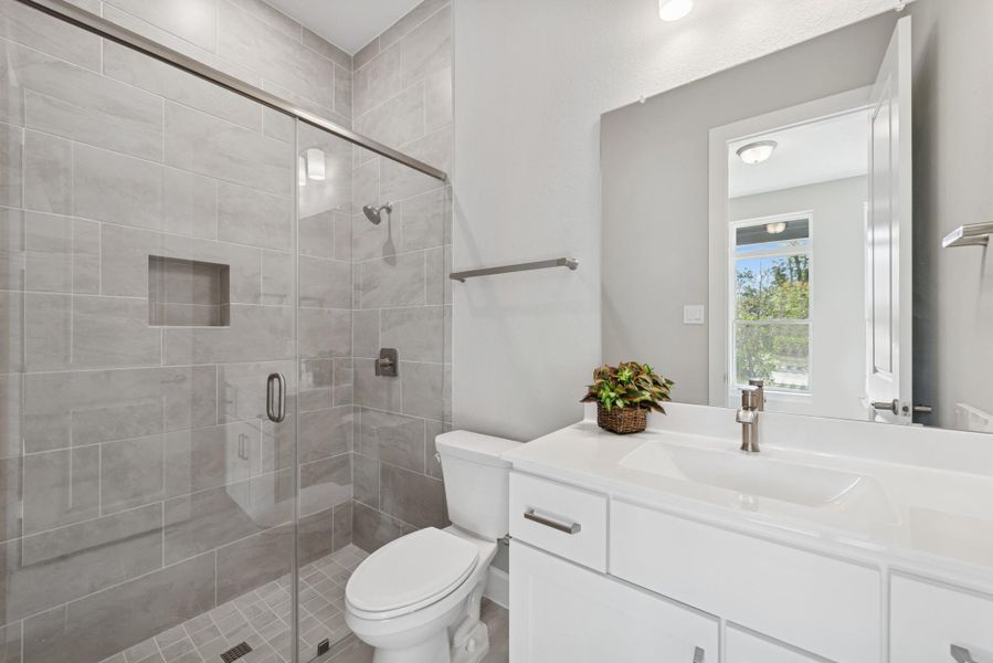 Walk in shower at en-suite bath at front bedroom. Walk in shower at en-suite bath at front bedroom.