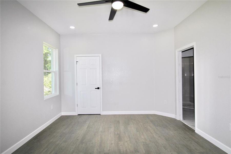 Spacious, unfurnished interior of a new home in , Sebring (Image 30).