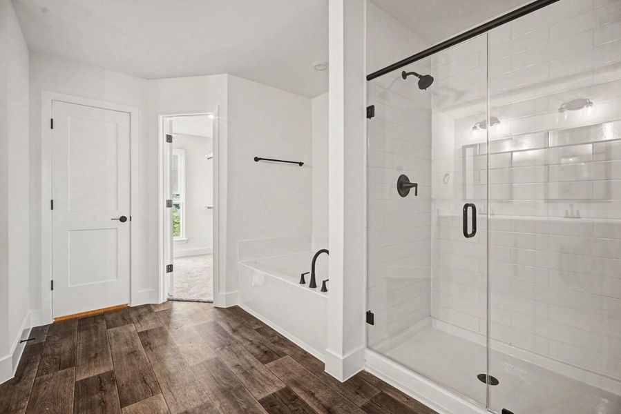 Spacious, unfurnished interior of a new home in Greystone, Angleton (Image 10).