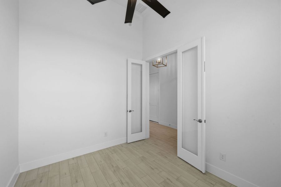 Spacious, unfurnished interior of a new home in Beacon Point, Texas City (Image 15).