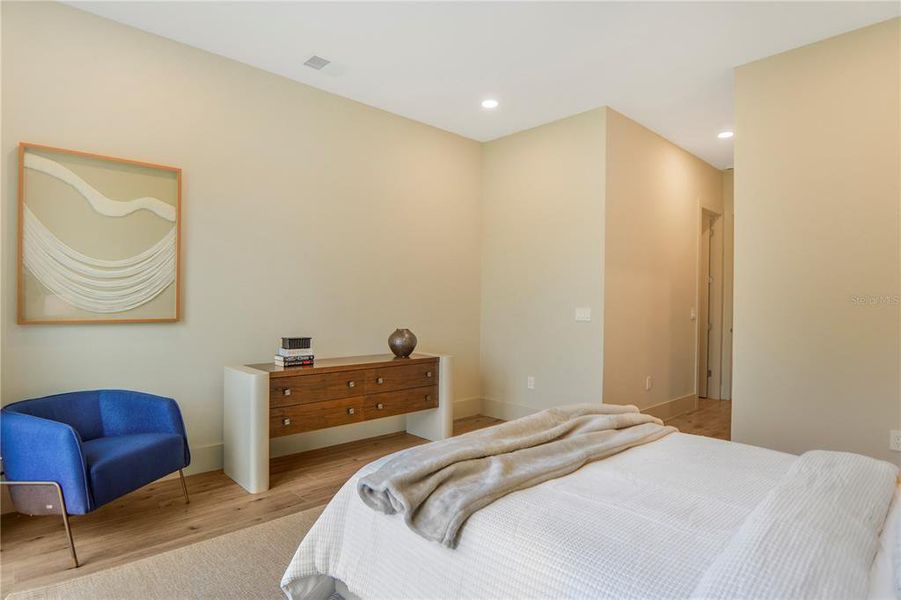 Furnished interior view inside a new home in , Windermere (Image 48).