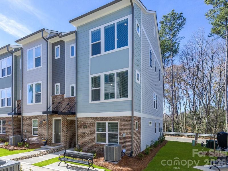 Condo located in Charlotte, NC showcasing its design and architecture (Image 3).