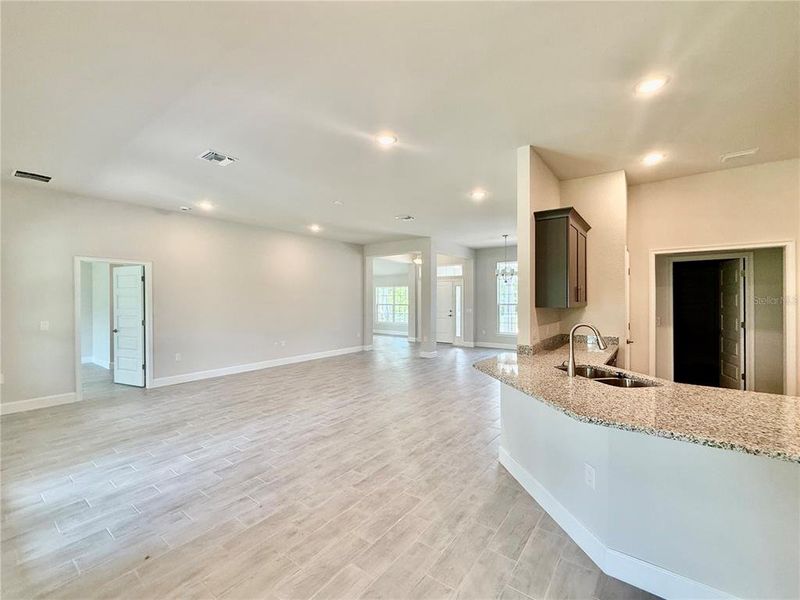 Spacious, unfurnished interior of a new home in Port Charlotte, Port Charlotte (Image 10).