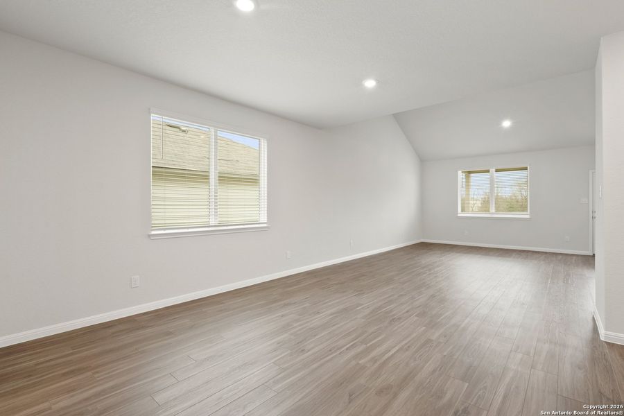 Spacious, unfurnished interior of a new home in Cinco Lakes, San Antonio (Image 20).