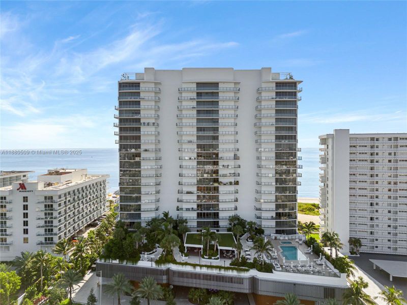 Condo located in Pompano Beach, FL showcasing its design and architecture (Image 32).