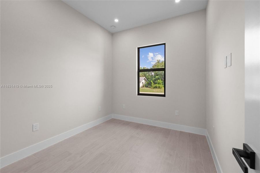 Spacious, unfurnished interior of a new home in , Lehigh Acres (Image 21).