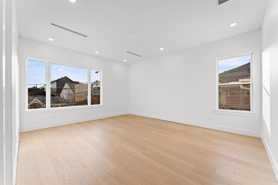Spacious, unfurnished interior of a new home in , Houston (Image 20).