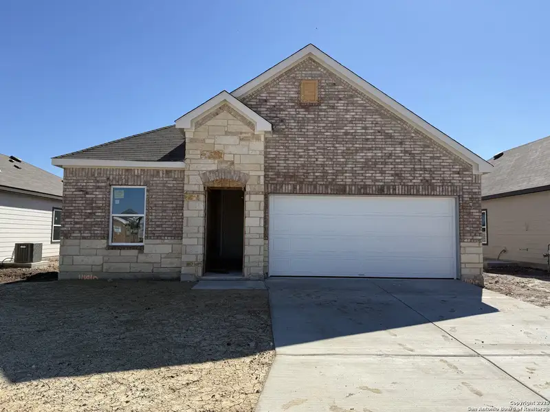 Exterior details and patio area of a home in Enclave at Hennersby Hollow 50's, San Antonio (Image 2).