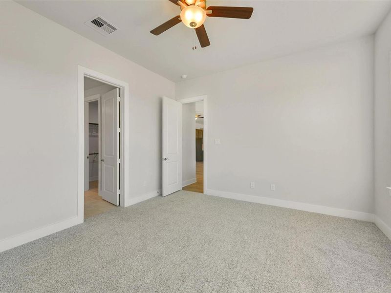 Spacious, unfurnished interior of a new home in Lago Mar, Texas City (Image 24).