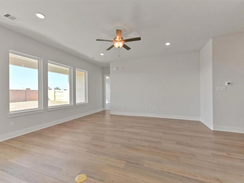 Spacious, unfurnished interior of a new home in Lago Mar, Texas City (Image 20).