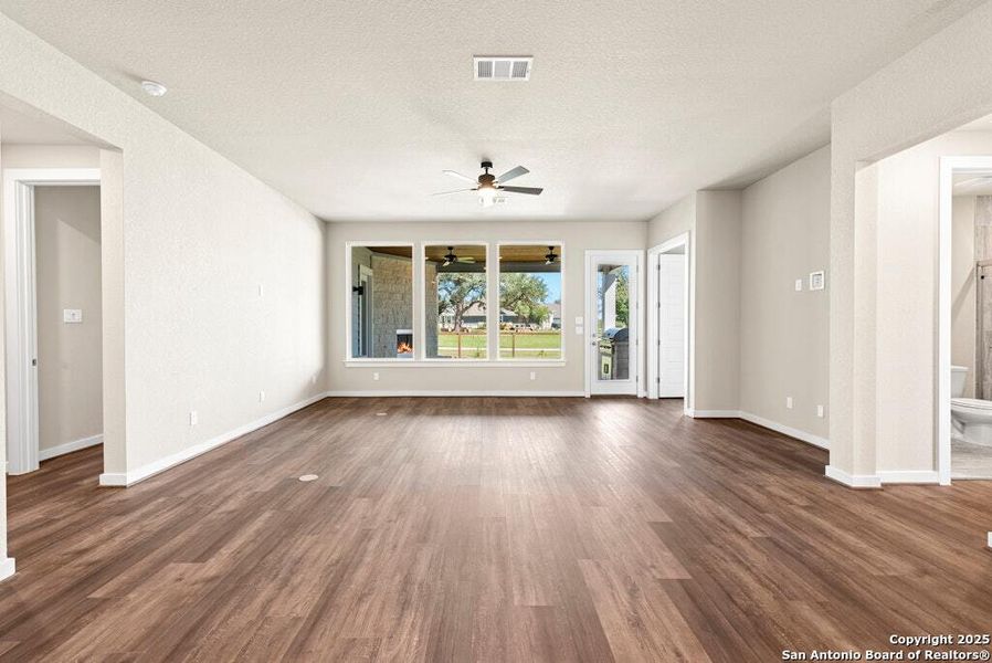 Spacious, unfurnished interior of a new home in The Crossvine, Schertz (Image 23).