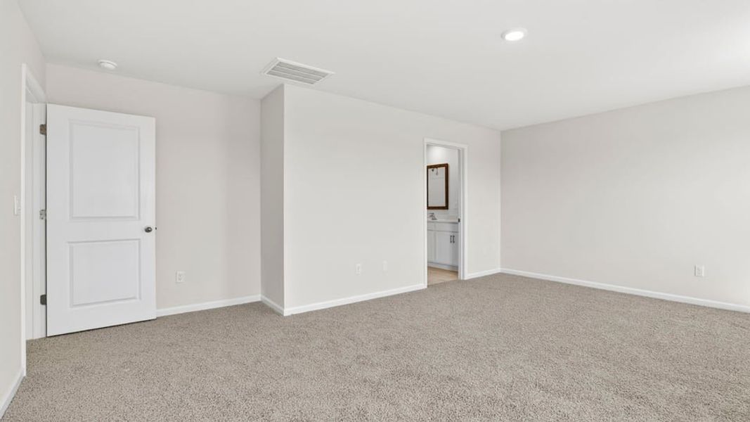 Spacious, unfurnished interior of a new home in Sage Grove, Lyman (Image 29).