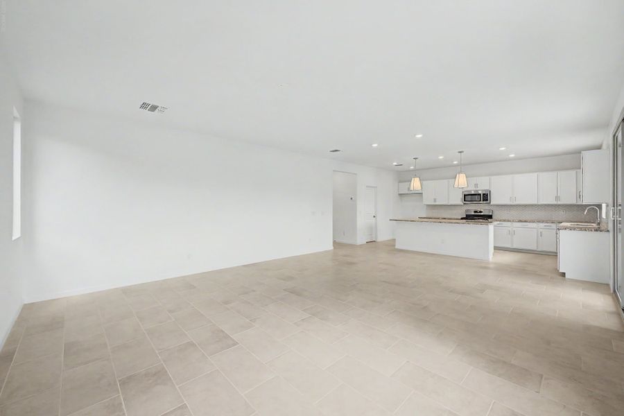 Spacious, unfurnished interior of a new home in Frontera, Surprise (Image 7).